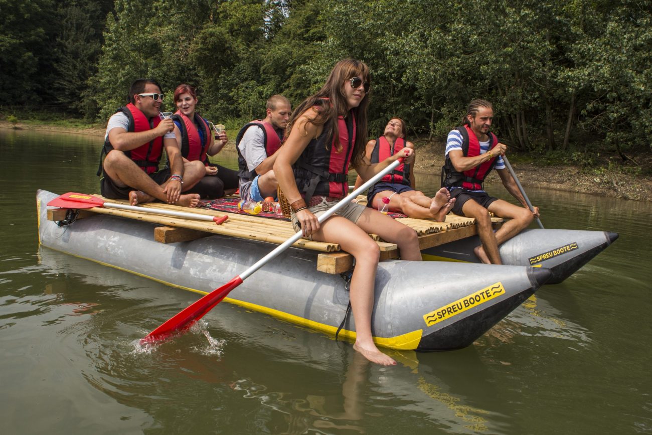 Raftingboot mit Teilnehmenden