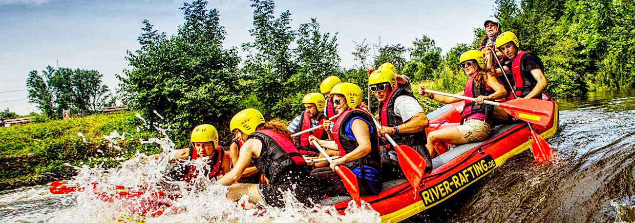 Gruppe beim Rafting auf dem Wasser